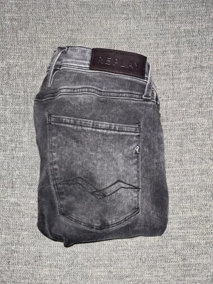 Gråa Replay Anbass  - Snygga grå jeans från Replay med klassisk femficksdesign och svarta detaljer. Jeansen har en rak passform och är tillverkade i mjukt denimtyg. Stor Replay-läderpatch bak i midjan och diskret logga på bakfickan. Perfekta för en avslappnad och stilren look. Nypris 1349kr. Hör av er vid intresse/ frågor!