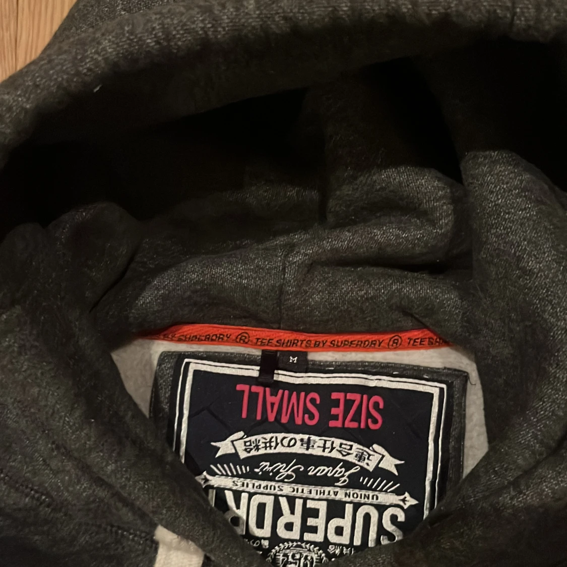 Mörkgrå Superdry hoodie med tryck - 2