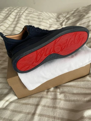 Christian Louboutin Mörkblå Mockasneakers - Äkta & Snygga Christian Louboutin säljes. Inga defekter och mycket väl omhändertagna dvs mycket fint skick!  Allt på bilderna ingår. Passar inte priset får ni komma med bud! Storlek 43