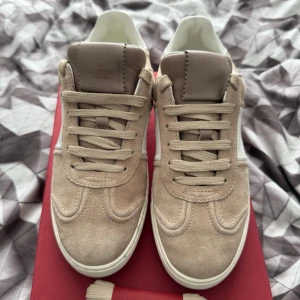 Valentino flycrew  - Ett par grymt fina flycrew säljes 👌kanske använda 3 gånger så dom är i fint skick inga skador eller så på dom.