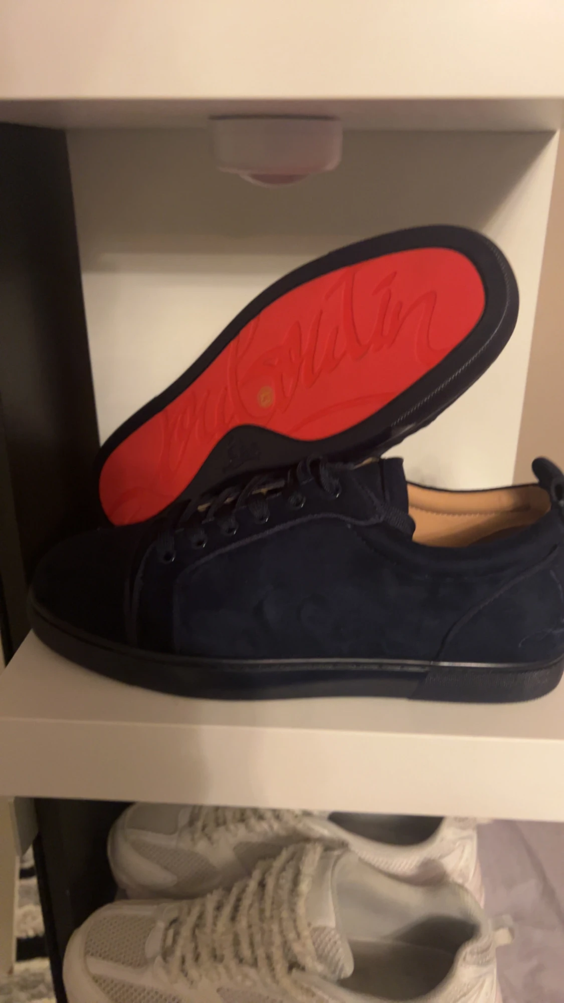 Mörkblå mocka sneakers från Louboutin