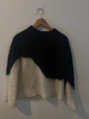 & other stories tröja mohair  - Suuuper snygg och populär tröja som är jätte gosig då den är gjord av mohair , från & other stories i storlek xs men passar mer än s,                   Inga defekter förutom att lappen är lite smutsig men inget man ser eller tänker på överhuvudtaget. ☺️