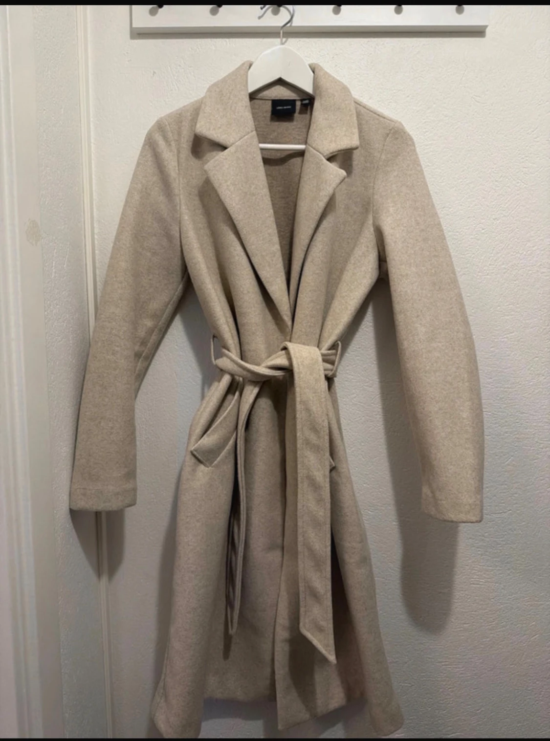 Beige kappa med bälte från Vero Moda - 2