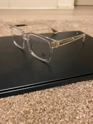 Fyra par chrome heart glasögon  - Säljer fyra stycken blåljus glasögon billigt innan de kostar mycket nästa sommar.                                                            Jag säljer de för att jag har för många och vill bara ha en.