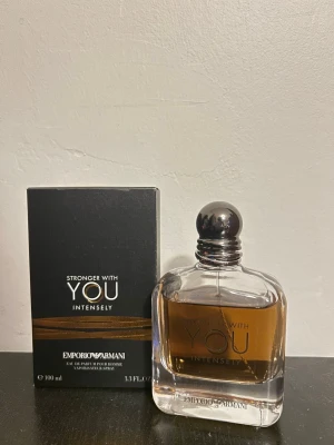 Stronger with you intensely 100ml - Tjenare! Säljer en riktigt schysst parfym av emporio Armani alltså en stronger with you intensely (100ml). Parfymen är i nyskick och nästintill oanvänd vilket gör detta till ett toppen köp för priset då man får en ny parfym för mycket billigare pris än på deras hemsida. Ett smart och effektivt köp skulle jag säga. Vid ytterligare frågor är det bara att kontakta mig!