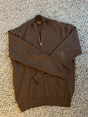 Stenströms Zip - Tja, säljer en skön och varm Stenströms Half Zip. Självklart äkta ✅Strl: M Passar dig bäst som är ca 170-180cm. Bundlepris- Köp både mörkblå (kolla annons) och denna för 1499kr. Hör av dig vid frågor! 