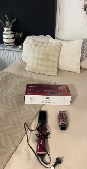 Babyliss hairstyler, kan locka och platta!💞 - En helt ny hairstyler från Babyliss, aldrig använd! Håret blir jätte lent, den gör håret ionic frizz-control för att göra håret lenare och även göra så att det skiner, mycket effektivare än en vanlig fön, som skadar håret betydligt mycket mer än Babyliss. 