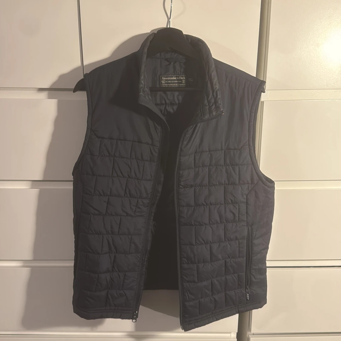 Marinblå quiltad dunväst Abercrombie S