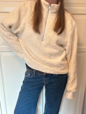 Teddy tröja - Supermysig Teddy tröja med dragkedja, perfekt till vintern! Passar både S och M 🥰