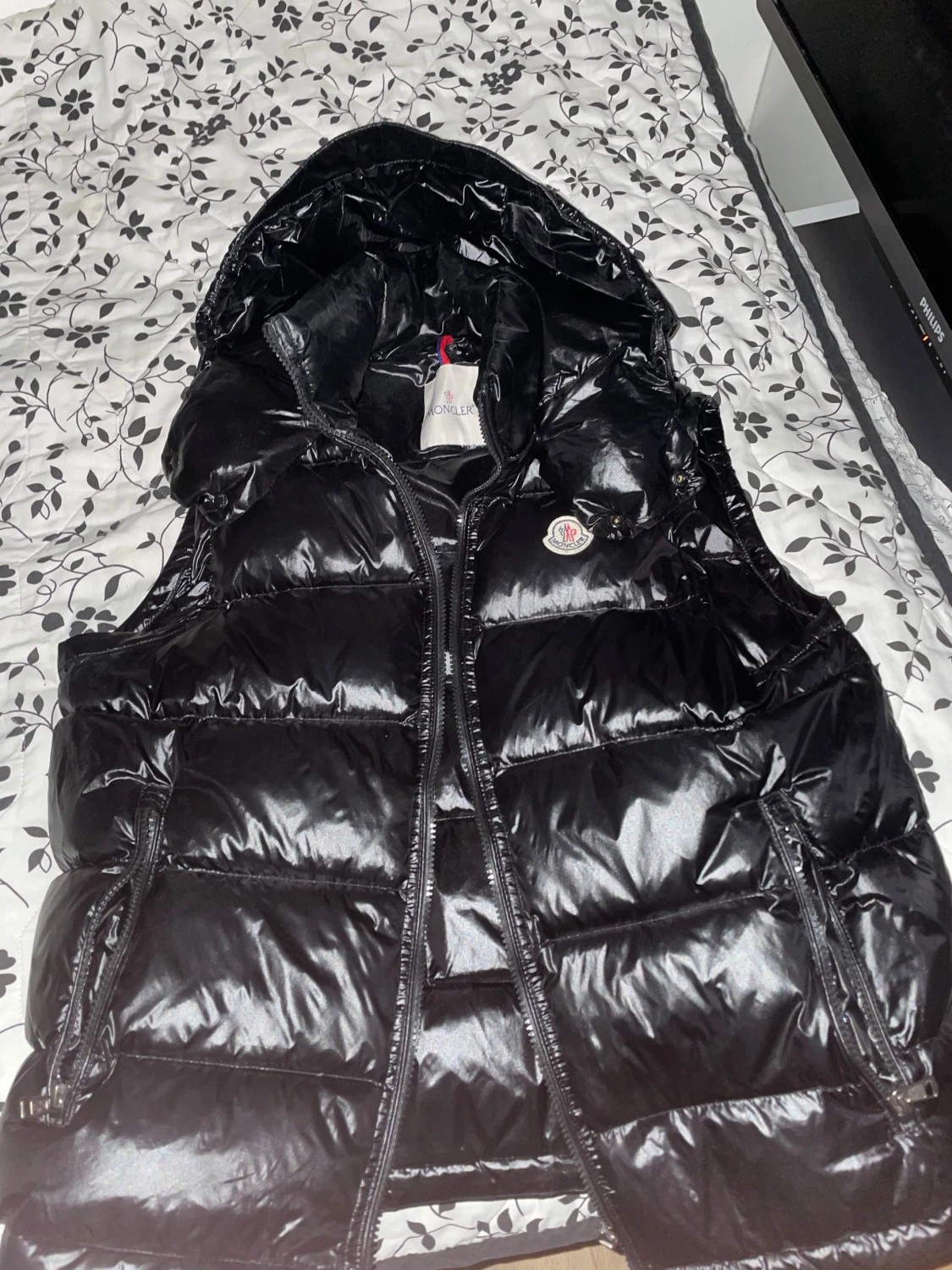 Svart dunväst från Moncler med huva