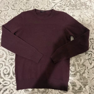 Vinröd stickad tröja J.Lindeberg - Snygg vinröd stickad tröja från J.Lindeberg. Den är storlek S men passar mindre också. Passa på innan den försvinner 