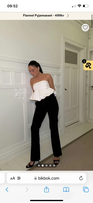 Bil bok kostymbyxor  - Lågmidjade Super fina kostymer. Helt perfekta. Dom är flarie i benen. Tyvärr har dom blivit för små. Nypris 499. 