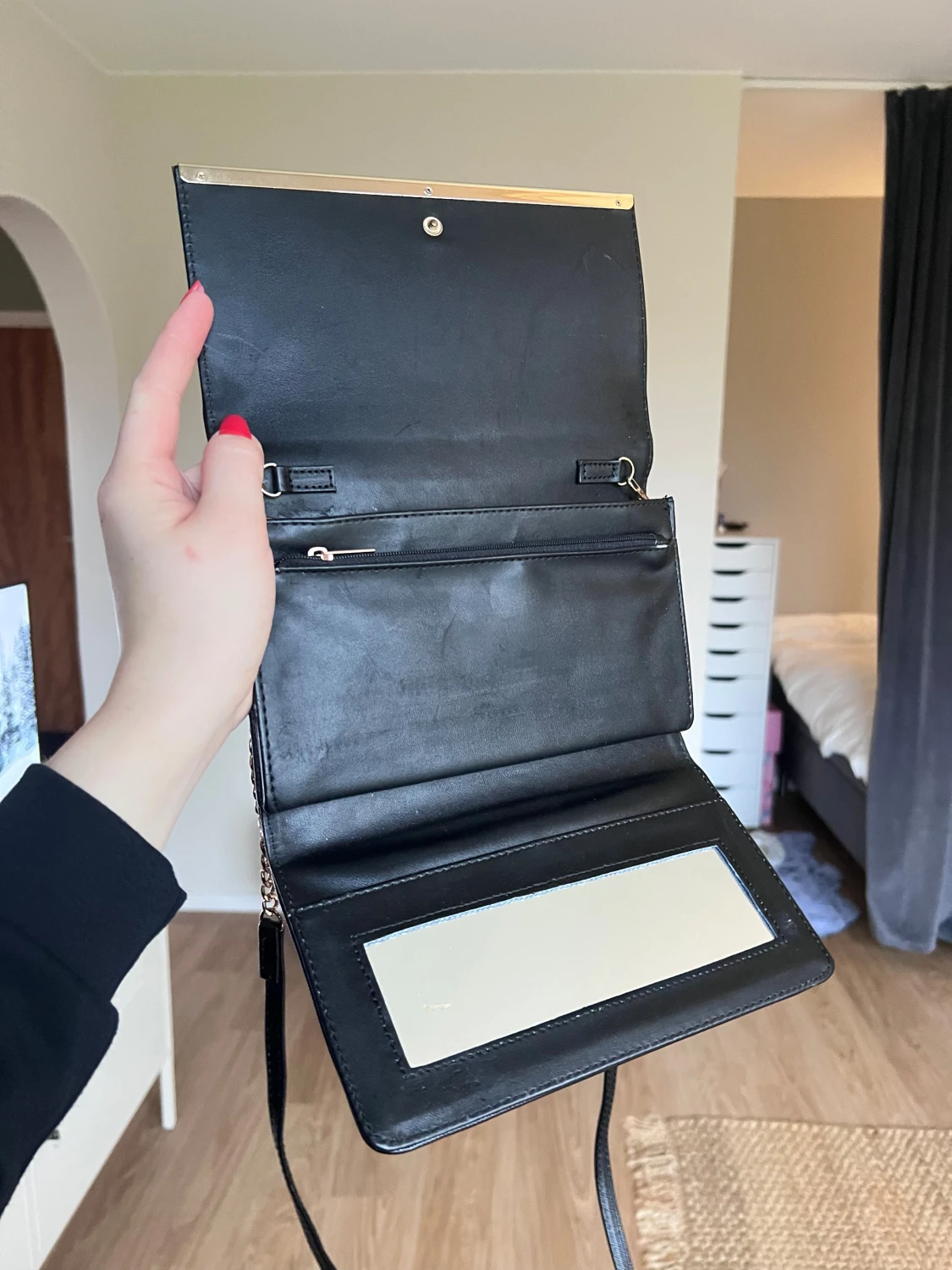 Svart kuvertväska med gulddetaljer och spegel från Lindex - 3