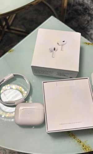 AirPods Pro - Apple AirPods Pro i mycket fint skick, komplett med originalförpackning, laddningskabel och extra öronkuddar i olika storlekar. Aktiv brusreducering och trådlös laddning. Perfekt för musik, samtal och träning. Inga synliga repor eller skador.