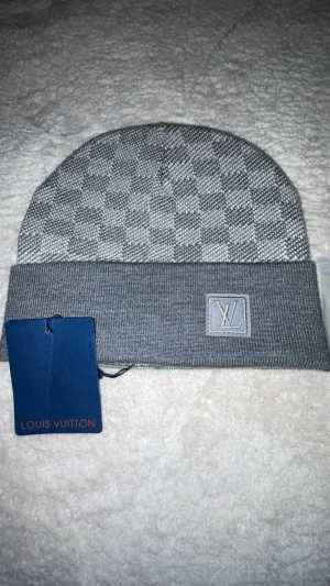 L.V mössa  - Skön L.v mössa. Aldrig använd. Helt ny
