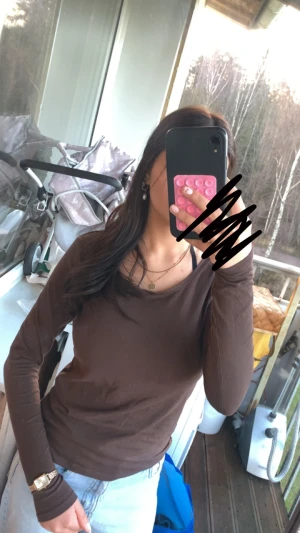 Brun långärmad topp från 157 - En enkel brun långärmad topp från 157 i storlek S. Tillverkad av mjuk bomull med lite stretch för skön passform. Rund halsringning och klassisk, rak modell som funkar till allt. Perfekt att styla med jeans eller kjol för en chill look.