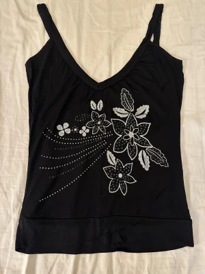 Svart blommig linnetopp  - Svart blommig linnetopp 