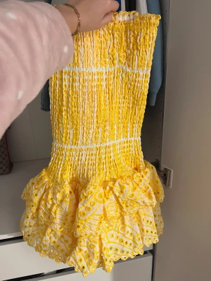 Gul sommar klänning - Klänningen kommer från design by Amor, köpt för 699kr den har bara användts 1 gång!💛 Skriv innan du köper! /Pris kan diskuteras