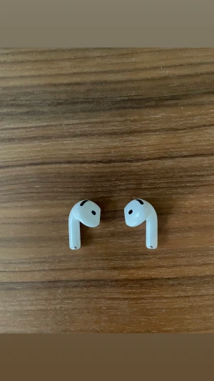 airpods  - säljer endast airpodsen pga borttappat skal så är ej användbara för mig längre, perfekt för dig som kanske tappat bort airpodsen men inte skalet, kan gå ner bra i pris! ✌️använda en del men inte något som syns och de funkade perfekt innan jag tappade bort skalet. köpta 2024