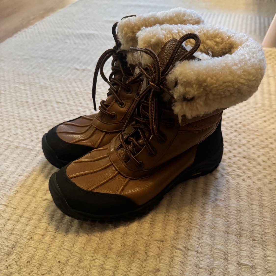 Bruna vinterboots från UGG med fårskinn - 1