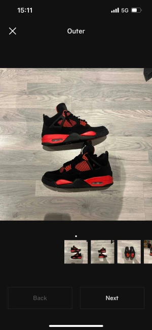 Nike Air Jordan 4 svart/röd sneakers - Nike Air Jordan 4 sneakers i svart och rött med klassisk meshpanel och synlig Air-sula. Skorna har snörning, platt sula och rund tå. Ovandelen är i mocka och syntet, med ikoniska Jumpman-loggan på tungan. Perfekt för dig som vill sticka ut med en fet streetstil. Den ända defekten är den som visas på bild