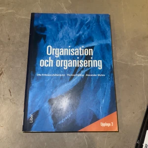 Organisation och organisering - Kurslitteratur, bok i nyskick. En givande bok som går igenom allt gällande organisationer och dess organisatiering. Säljer då jag läst klar den. 