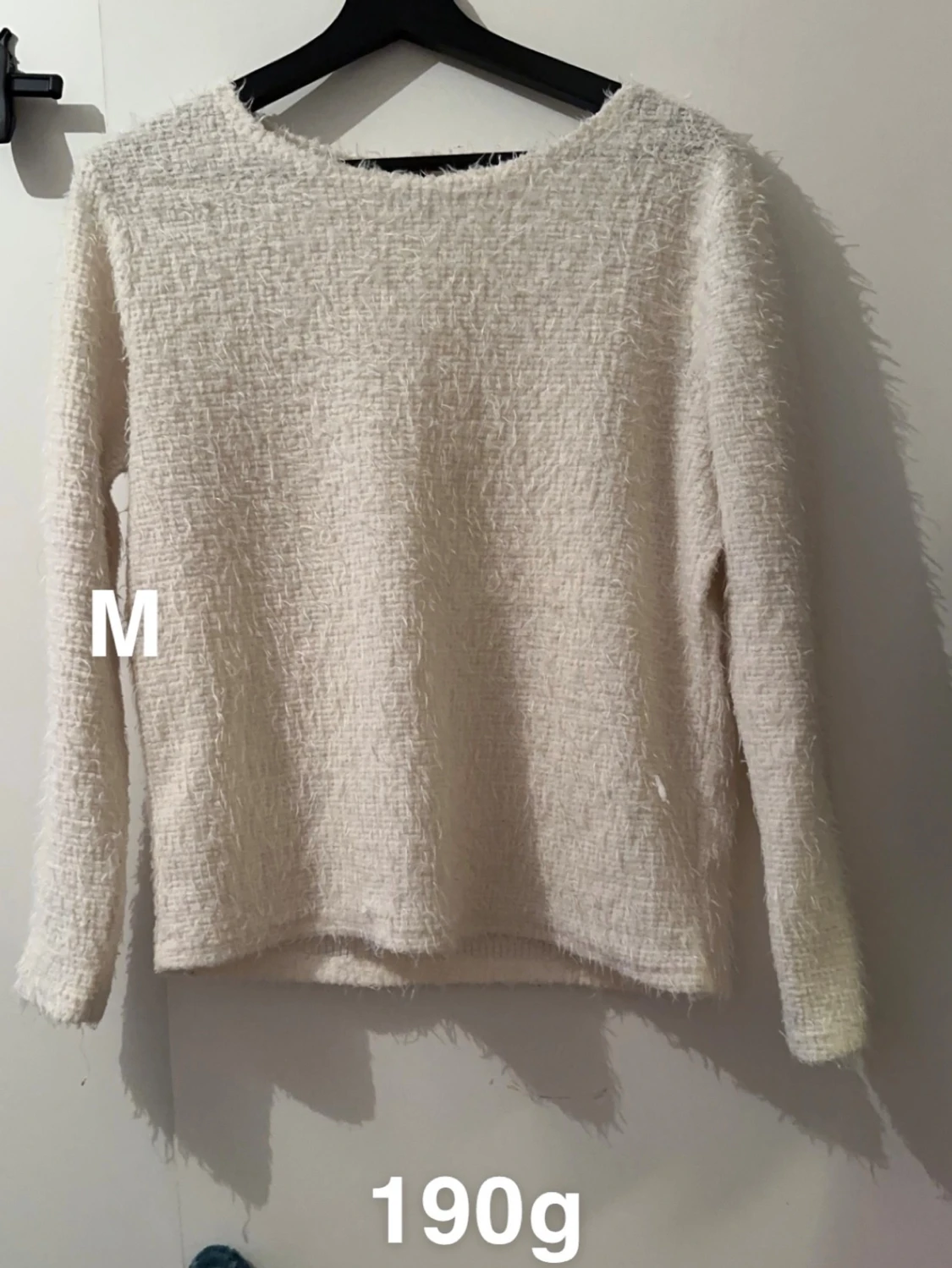 Vit fluffig långärmad tröja M