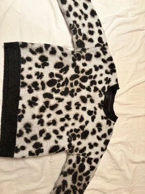 Stickad tröja med leopard mönster!! - Så fin stickad tröja med coolt leopard mönster 💖💖