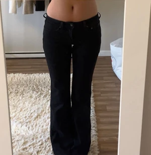 Lågmidjade levis jeans - Svarta lågmidjade bootcut jeans från Levis. Använda vid 2 tillfällen så som nya. Nypris 949kr. Säljer då jag har ett par till. Långa på mig som är 168cm. Storlek W27 L32 men sitter som S. Tryck gärna på köp nu. 