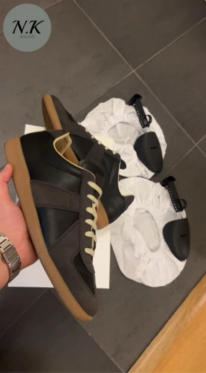 Maison Margiela Skor - Säljer ett Par Maison Margiela Gats  Fint skick Skick: 9,5/10🧮  Inkluderat: Allting Og Ingår!♦️  Pris: 4299kr ej hugget i sten🎗️  Storlek: 45♣️  Snabbaffär = priset sänks-SERIÖSA BUD