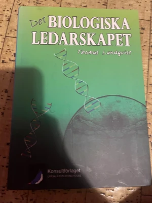 Det biologiska ledarskapet - Upptäck hur biologiskt ledarskap kan göra arbetsplatsen bättre och effektivare! Boken ger nya perspektiv på rekrytering, kommunikation och motivation, och utmanar dig att tänka annorlunda kring ledarskap. Perfekt för unga som vill förstå hur vi fungerar och utvecklas som ledare.