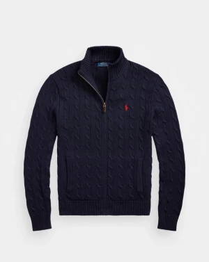 Mörkblå stickad kofta från Polo Ralph Lauren - Snygg mörkblå stickad kofta från Polo Ralph Lauren med kabelstickat mönster och röd logga på bröstet. Koftan har ribbad krage, muddar och nederkant samt dragkedja framtill. Perfekt för dig som gillar klassisk stil med en twist. Jag säljer den för att den är liten på mig