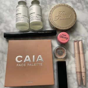 Sminkpaket CAIA, Too Faced, Benefit, Lancome, The Ordinary - Paketet innehåller följande: CAIA Classy palette, Too Faced bronzer, Lancome Definicils Mascara, The ordinary serum Niacinamide 10% + Zink 1%, Hyaluronic Acid 2% + B5, Två Benefit concealers, tre läpprodukter från Sheglam. Se ytterligare bilder för hur mycket som finns kvar av varje produkt🫶💖