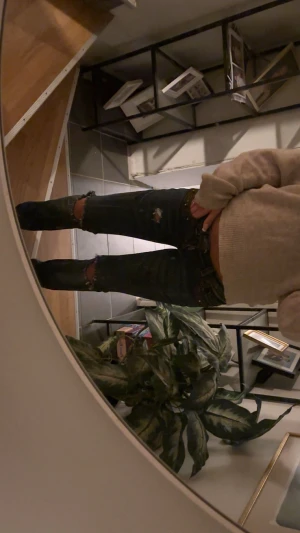 Mörkblå jeans - Säljer ett par mörkblå jeans, bootcut och hål vid knäna. Med extra detalj vid framfickorna och högre bak. Säljer på grund av att de ej passar mig längre🥲💕