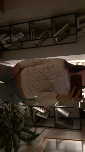 Vit tröja med mönster - Säljer en snygg vit mönstrad tröja då den inte kommer till användning💕