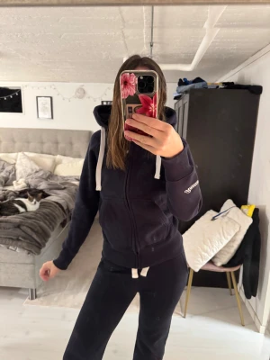 Russemerch sett - Säljer detta fina mörkblåa settet från russemerch. Andvänd fåtal gånger, säljer som ett sett. Koftan är i storlek S byxorna xs