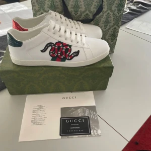 Gucci Ace   - Nu säljer jag ett par fräscha Gucci Ace, skön comfort Box, kort, bag samt allt og medföljer självklart!                             - Storlek 43 pris sitter inte i sten, tveka inte att höra av dig. 