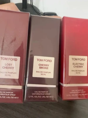 Tom Ford Cherry Parfymtrio 50ml - Tre exklusiva Tom Ford-parfymer: Lost Cherry, Cherry Smoke och Electric Cherry. Alla är Eau de Parfum och kommer i 50 ml flaskor. Perfekt för dig som vill sticka ut med något unikt och trendigt. Säljer 1st för 899kr