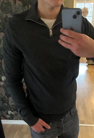 Mörkgrå halfzip - Snygg halfzip, mökrgrå färg med storleken S. Inga defekter. Från Jack and Jones. Priset är inte hugget i sten, hör av dig vid fundering 🙌