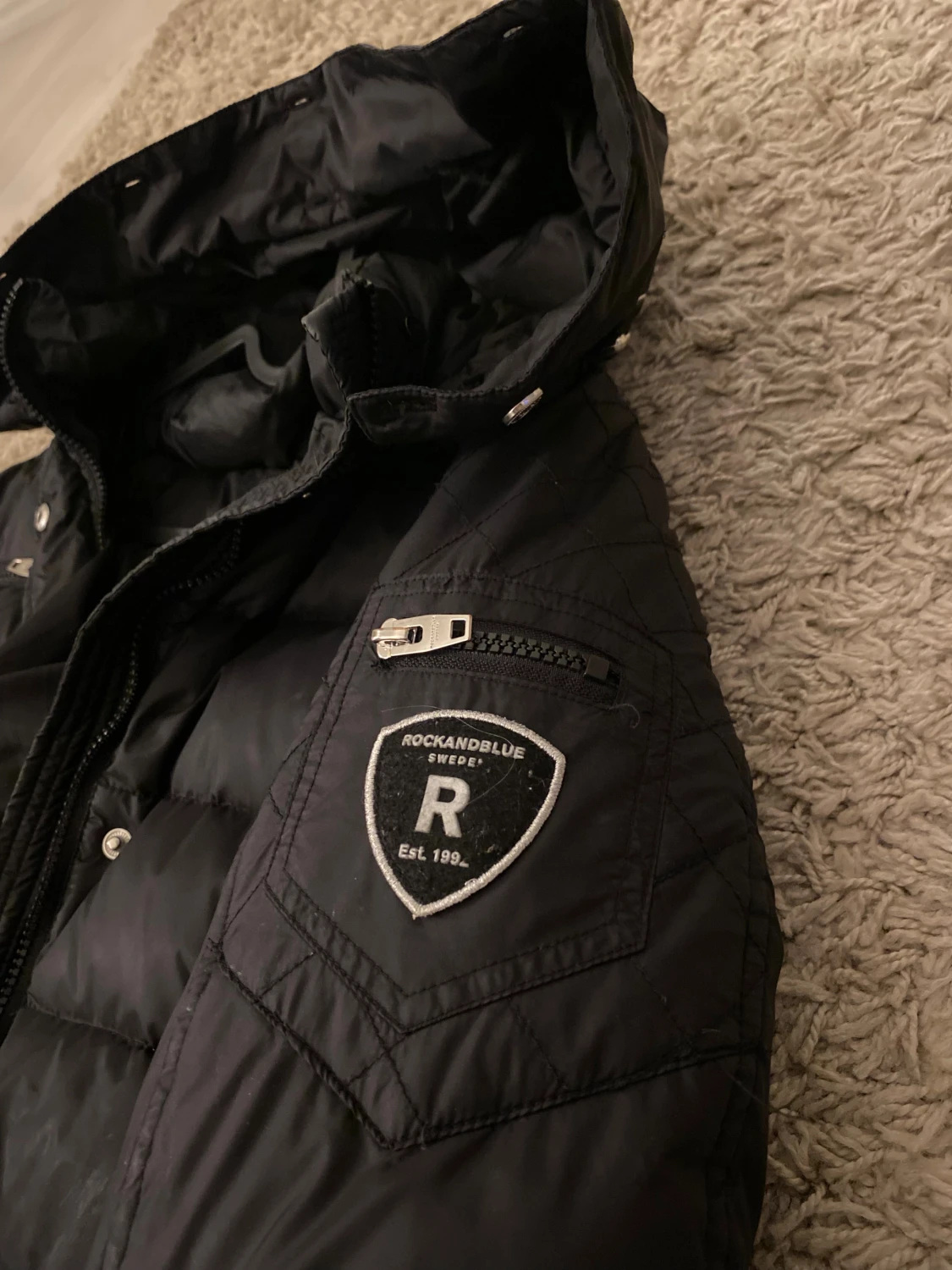 Svart pufferjacka från Rockandblue - 1