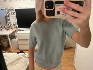 Ljusblå stickad tröja med kort ärm - Supermysig ljusblå stickad tröja med korta ärmar och rund hals. Ifrån hm i storlek S ☺️