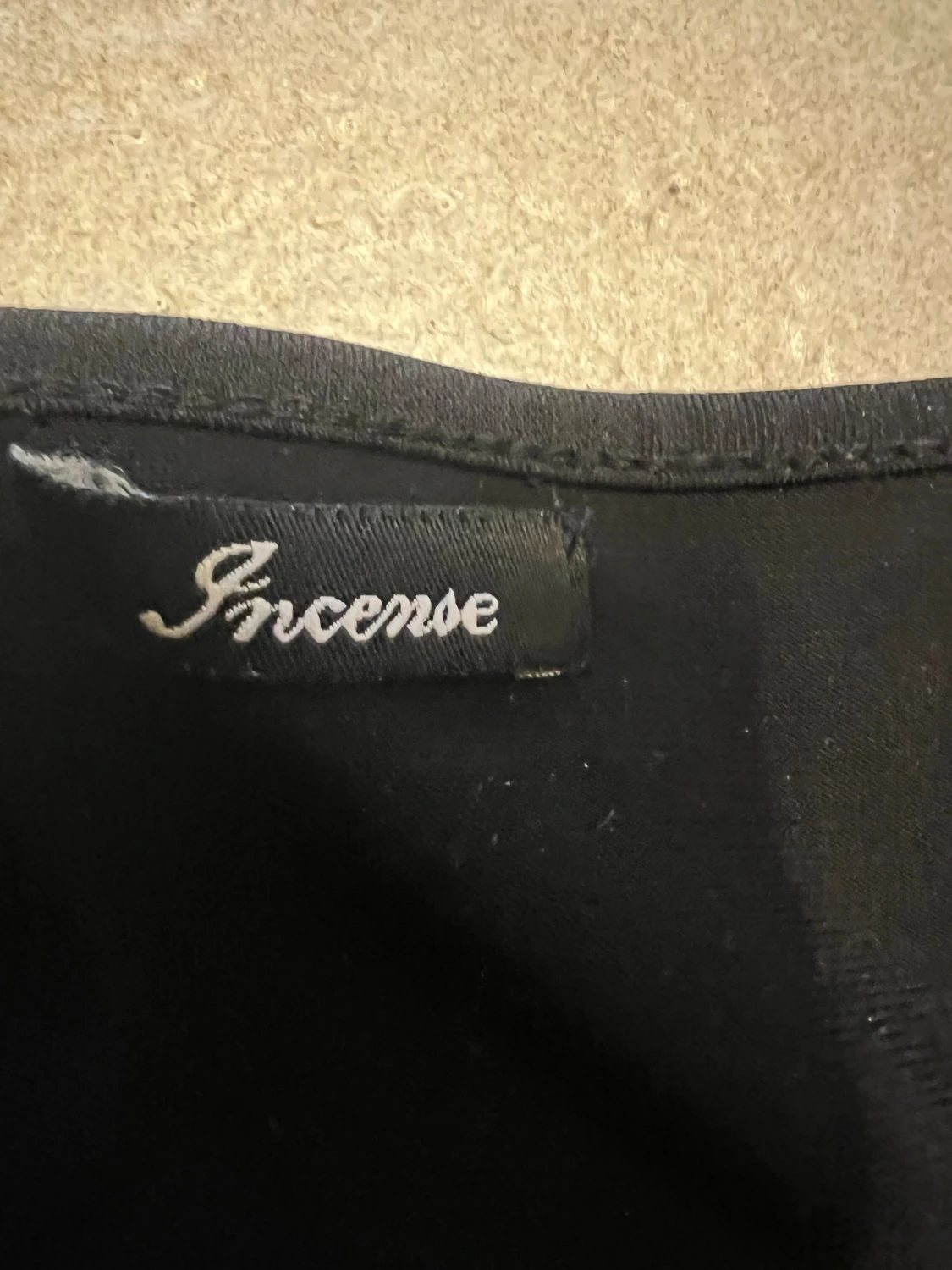 Svart topp med paljettdetalj från Incense storlek M - 2