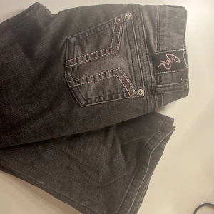 Grå bootcut jeans från G Rise med rosa detaljer. - Snygga grå bootcut jeans från G Rise med slitning på benen och coola rosa sömmar. De är i en modellsom inte längre säljs, därav priset💞 Sorleken är S och innerbenslängden är 84cm. Hör av er för frågor eller fler bilder💞