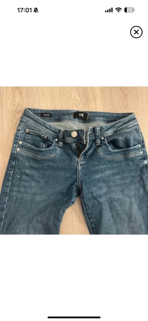 Ltb jeans  - Snygga blå jeans från LTB. Jeansen har låg midja och är i modellen valarie. Knappt använda. W27/L30. Säljer pga att dom e förstora.