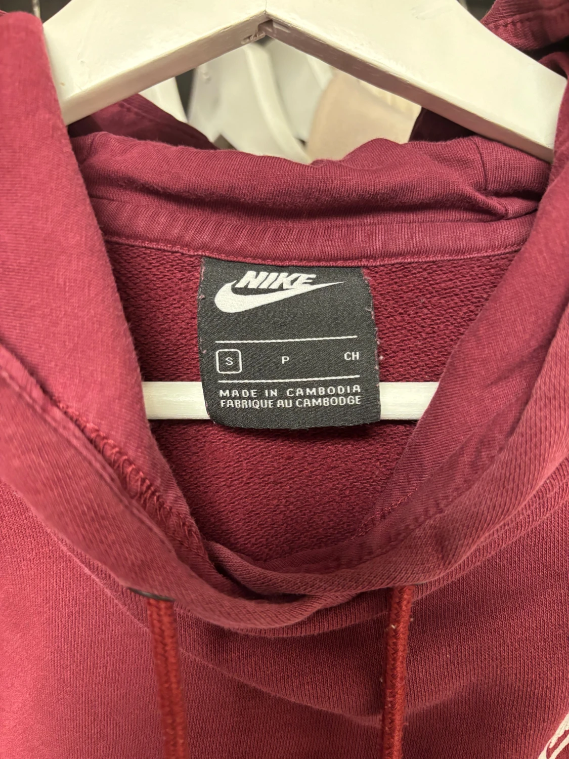 Vinröd Nike hoodie med huva - 2