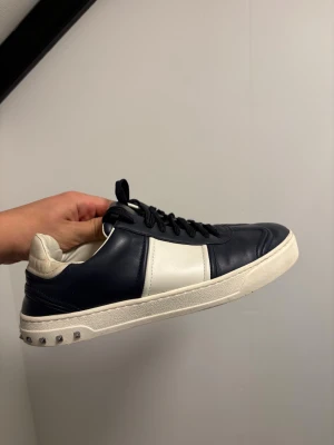 Valentino flycrews mörkblåa  - Valentino flycrews i mörkblåa läder! Alla nitar kvar! Bra skick i helhet! ✅
