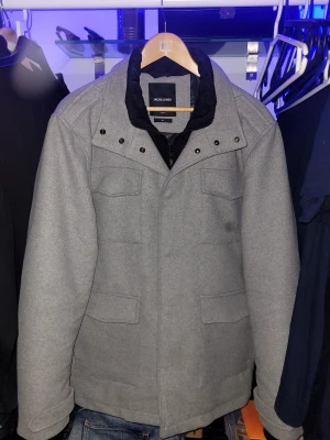 Overshirt/jacka  - En riktigt fin overshirt/jacka ifrån jack and jones. Har använt den 2 gånger sen jag köpte den går för 1900 ny men jag säljer mycket billigare. Vill bara bli av med den. Storlek XL men den sitter lite mer som L-M skulle jag säga. Riktigt varm och skön dessutom. 