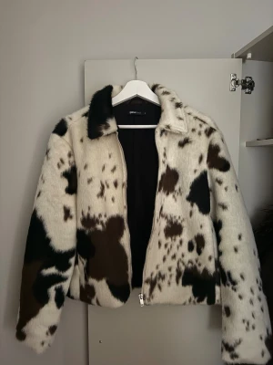 Jacka med ko mönster - Jacka från Gina tricot, använd få tal gånger. 