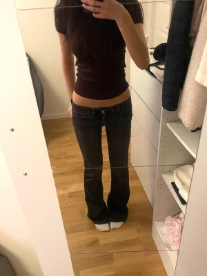 Lowwaist bootcut jeans - Snygga svarta jeans från Cheap Monday / Weekday med bootcut-modell och låg midja. ”Booty Bei” i 26/32, Nypris 400kr. Byter gärna till vit i samma storlek 💕Skriv till mig om du har frågor, kolla min profil för annat fint