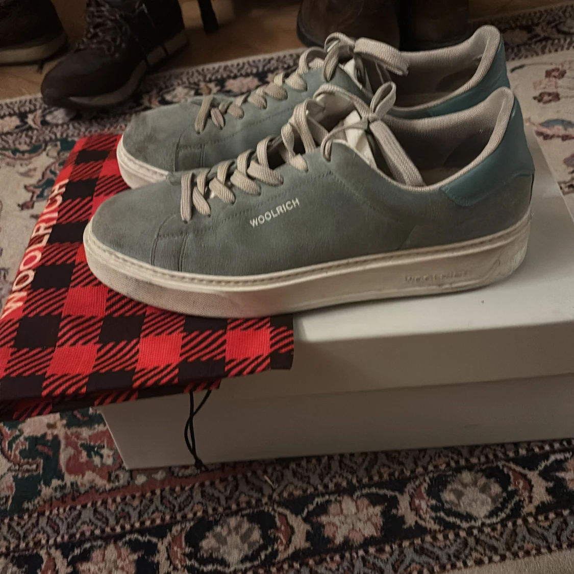 Grå mocka sneakers från Woolrich
